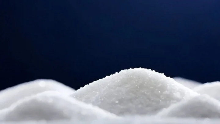 白瓷杯中的黑咖啡